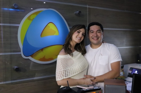 Os apresentadores Patrcia Rocha e Bruno Sakaue, recm-contratados pela TV Arapuan, confirmaram nesta segunda-feira (16) a data de estreia do novo telejornal que ser apresentado pelo casal