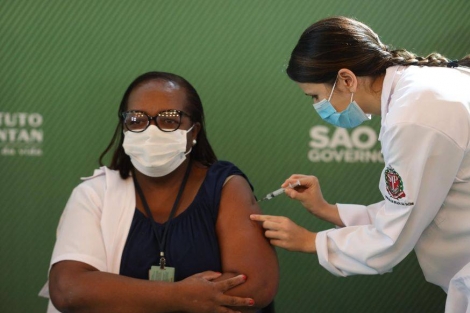 Enfermeira foi a primeira pessoa do pas a ser vacinada, neste domingo (Foto: Futura Press/Folhapress)