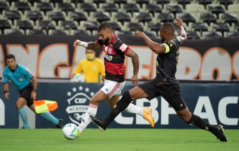 Para o confronto de hoje (17), Dome ainda no poder contar com o goleiro Diego Alves, que ficou no Rio de Janeiro se recuperando de leso no ombro esquerdo