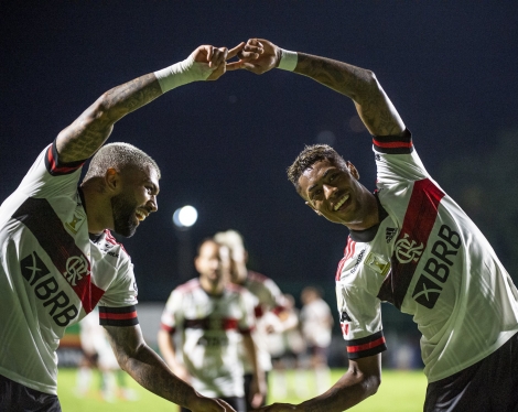 Gabigol e Bruno Henrique comemoram o segundo gol do Flamengo no jogo (Foto: @AlexandreVidal1 / CRF)