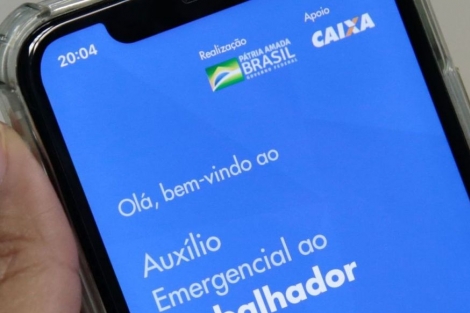 Os trabalhadores podem consultar a situao do benefcio pelo aplicativo do auxlio emergencial ou pelo site auxilio.caixa.gov.br. ​(Foto: Reproduo)