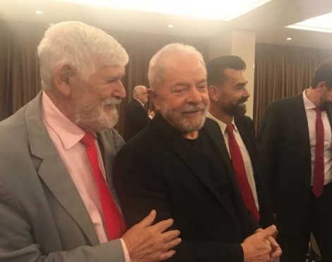 Lula (PT) cumprimentou o ex-deputado federal e atual secretrio da gesto Joo Azevdo, Luiz Couto (PT) como prefeito e acabou atiando a tese de que o Partido dos Trabalhadores no tem a inteno de apoiar uma candidatura do PSB  prefeitura de Joo Pess