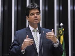 O deputado federal Ruy Carneiro est cobrando do Governo da Paraba para que adote medidas de reduo fiscal para facilitar o acesso da populao a produtos utilizados na conteno da pandemia do coronavrus