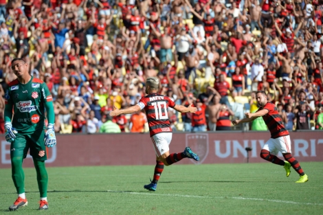 Flamengo no se abate com gol sofrido, mantm a calma e cria boas jogadas pelos lados do campo. Em uma delas, Ren vai bem e serve Diego. Pnalti para o Flamengo