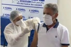 O prefeito Abmael de Sousa Lacerda, conhecido como Dr. Verissinho (MDB), foi a primeira pessoa a receber uma dose da vacina contra a Covid-19, em Pombal no Serto da Paraba.