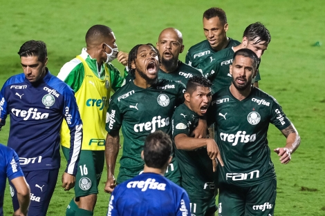 Jogadores do Palmeiras comemoraram gol de empate nos acrscimos (Foto: Marcello Zambrana/AGIF)