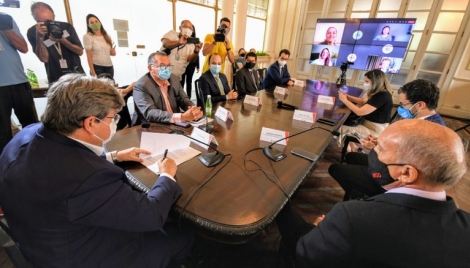 O governador Joo Azevdo assinou, nesta sexta-feira (20), durante reunio realizada por meio de videoconferncia, o contrato de emprstimo entre o Governo do Estado e o Banco Interamericano de Desenvolvimento (BID), no valor de US$ 45 milhes