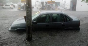 Choveu forte, na tarde desta tera-feira (21), em Campina Grande, no Agreste do Estado. Por causa disso, a Defesa Civil est em alerta devido ao grande volume de gua