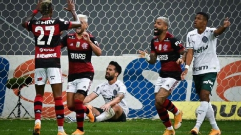 Jogadores do Flamengo comemoram gol sobre o Palmeiras, pelo Brasileiro Gazeta Press