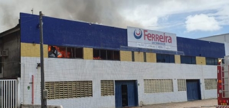 O Corpo de Bombeiros foi acionado no final da manh deste domingo (21) para conter as chamas em uma distribuidora localizada as margens da BR 230, no bairro de Intermares, em Cabedelo