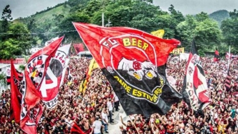 O Flamengo j est em Lima. O Rubro-Negro desembarcou na noite desta quarta-feira na capital do Peru e palco da grande final da Copa Libertadores, que acontece no prximo sbado contra o River Plate