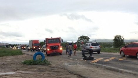 Na manh desta segunda-feira (22), caminhoneiros bloqueiam a BR-230, em Campina Grande, na Paraba. O bloqueio  na Ala Sudoeste, na sada de Campina Grande.