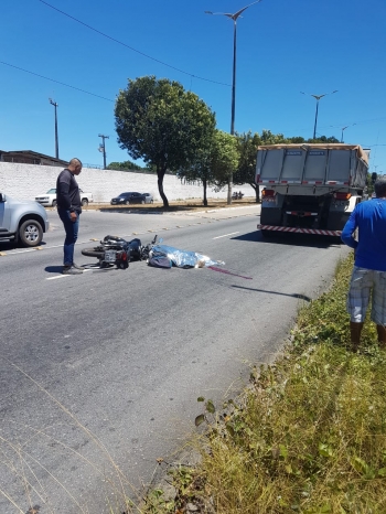 Um motociclista morreu em um trgico acidente na avenida Hilton Souto Maior, na principal do Jos Amrico, em Joo Pessoa
