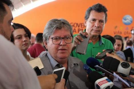 Diante da crise no PSB, o governador da Paraba Joo Azevdo revelou em entrevista a Rdio Correio FM, que j recebeu convites para ingressar em outros partidos