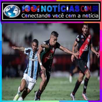 Douglas Costa, do Grmio, disputando bola com Igor Caris, do Atltico-GO, durante partida pelo Brasileiro Heber Gomes/AGIF/Gazeta Press