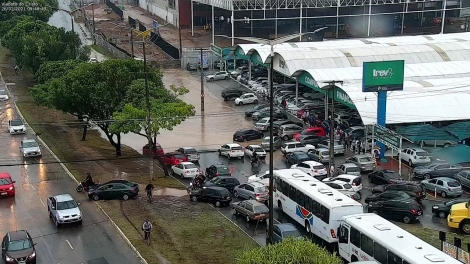 A cidade de Joo Pessoa amanheceu nesta sexta-feira (26) com um forte volume de chuvas. De acordo com a Secretaria Executiva da Defesa Civil, at s 9h, foram registrados 50,8 milmetros de volume pluviomtrico