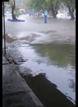 A grande quantidade de gua que caiu durante a chuva nesta sexta-feira (26) em Joo Pessoa abriu uma cratera no Terminal Rodovirio, no bairro do Varadouro