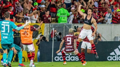 Flamengo recebe misto do Athletico e, mesmo jogando mal, vira nos acrscimos com gol de Rodrigo Caio