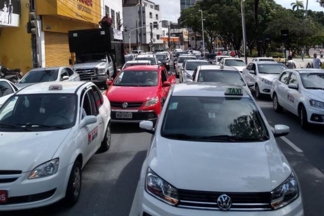 Taxistas, motoristas de nibus e motoristas de transportes escolares protestam na manh desta quarta-feira (27) em Joo Pessoa contra os veculos de transporte de passageiros clandestinos