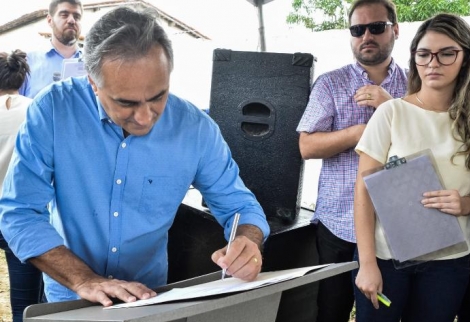 O prefeito de Joo Pessoa, Luciano Cartaxo, autorizou, na manh desta quinta-feira (28), o incio das obras do Programa Mais Pavimentao na Rua Carmem Miranda. 