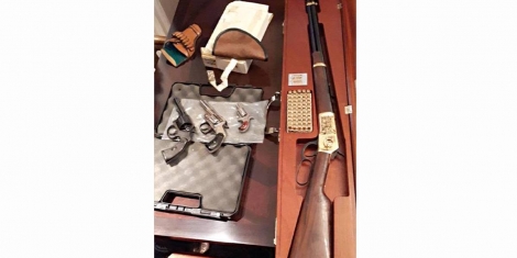 Durante buscas na casa do ex-presidente Michel Temer, em So Paulo, a PF (Polcia Federal) encontrou quatro armas: trs revlveres e uma espingarda