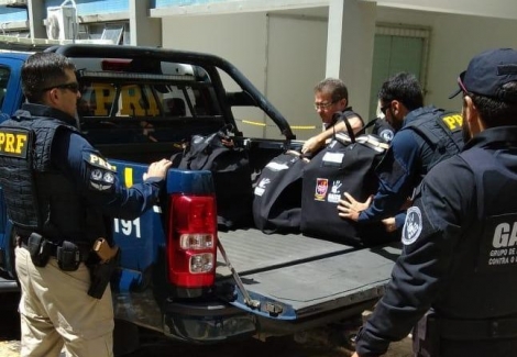 Trs caminhonetas cheias de documentos e at computadores deixaram o local, localizado no bairro de Jaguaribe, em Joo Pessoa
